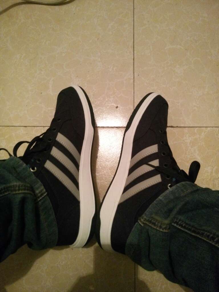 鞋子穿着很舒服,鞋子底部有层气垫走路很是舒服,物流很快就到了服务也很好以后长期关注。