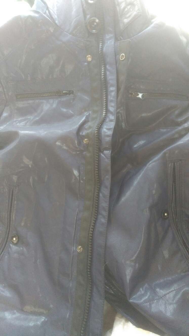 感觉衣服里面摸不到多少羽绒,手感也比较薄~不知道冬天暖不暖、价格还可以