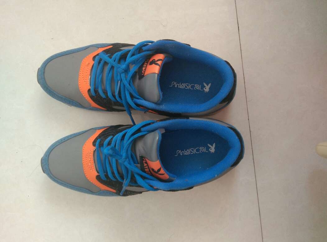 穿着还行吧,正不正品的没注意,不过次品的感觉有些,不少小瑕疵。这价格,还可以吧。