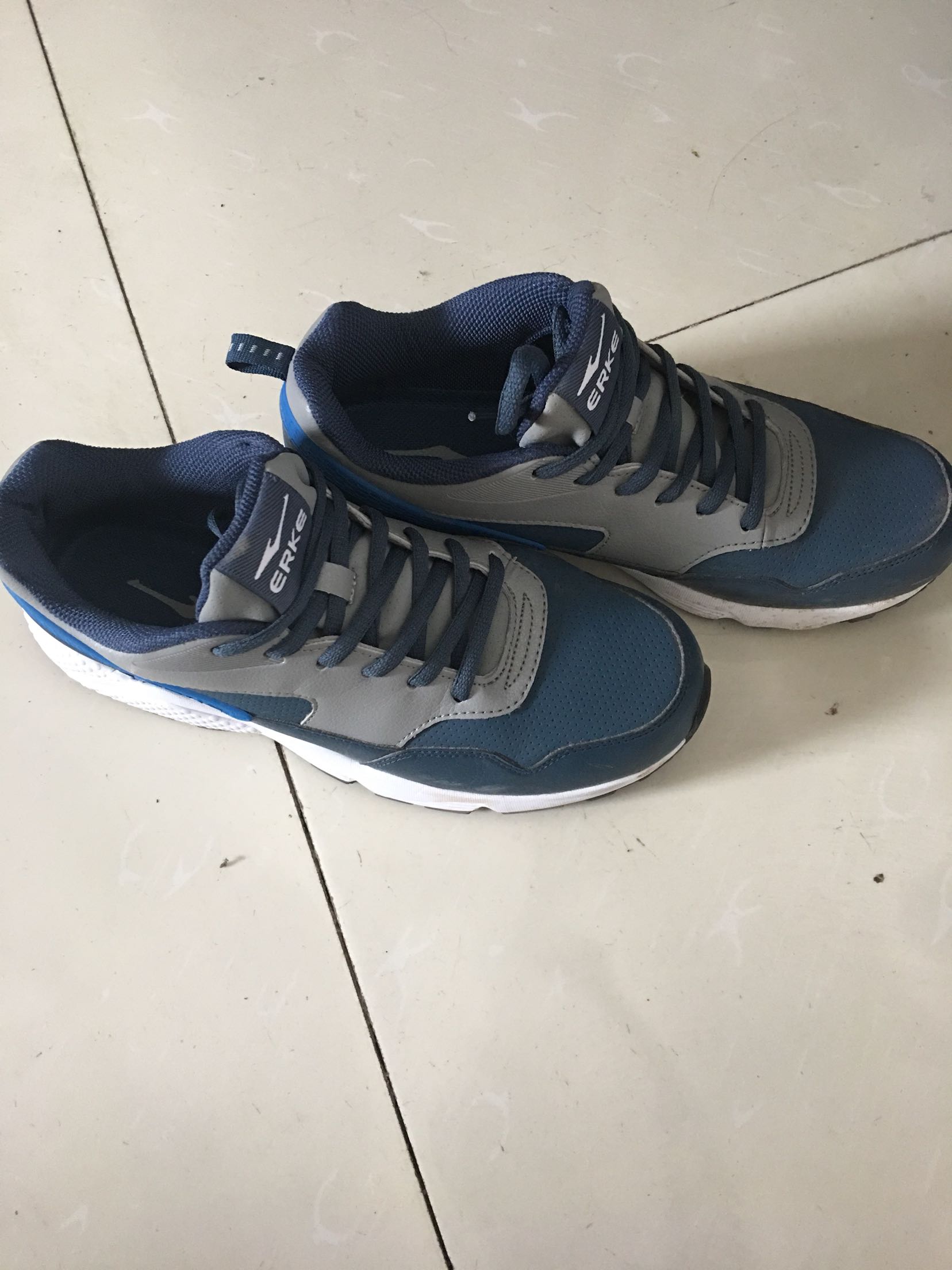 老公说鞋面硬,别的都挺好,总体来说性价比高的