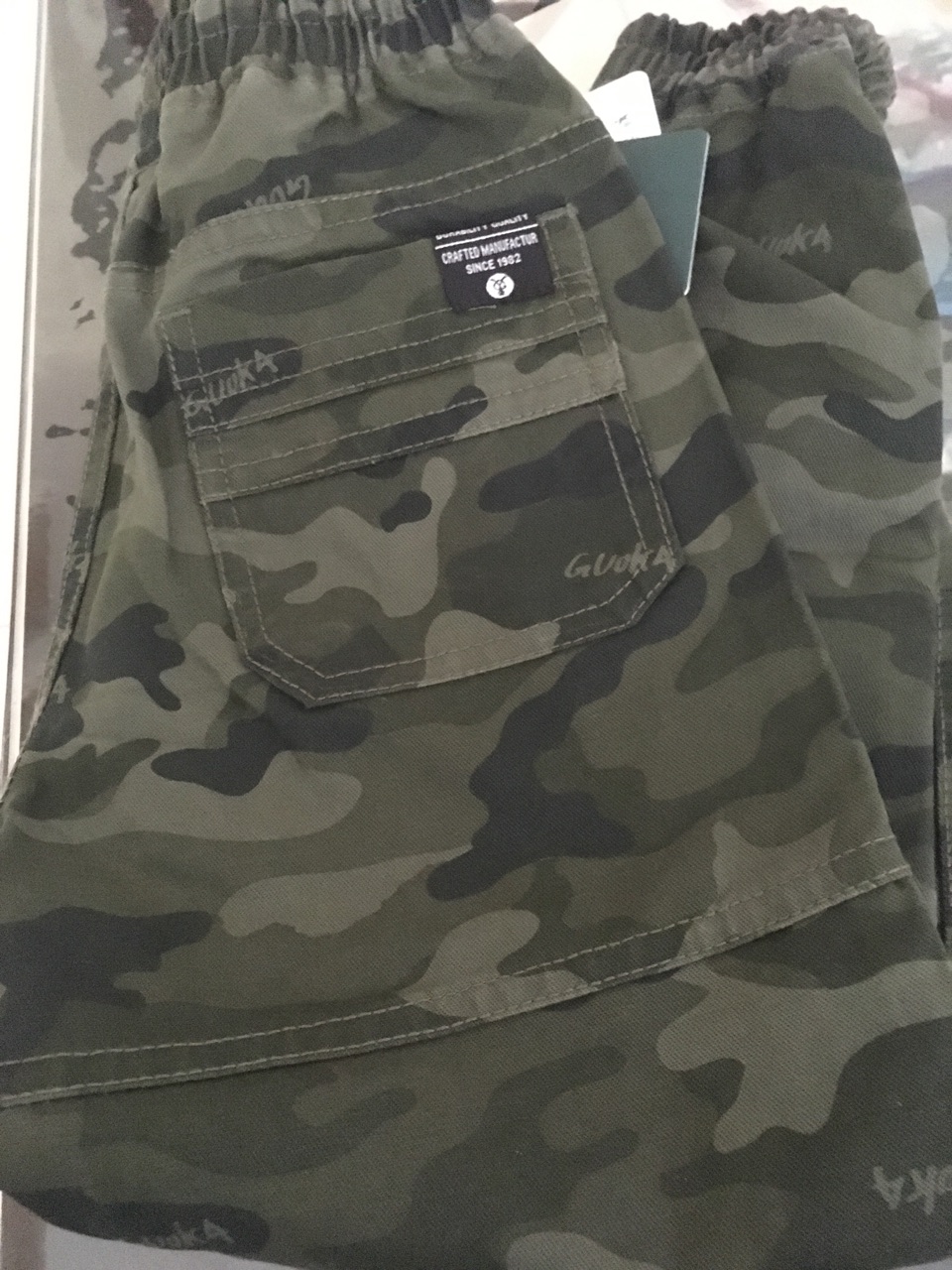 裤子质量不错,版型很正,颜色也正。拍的稍微有点小了