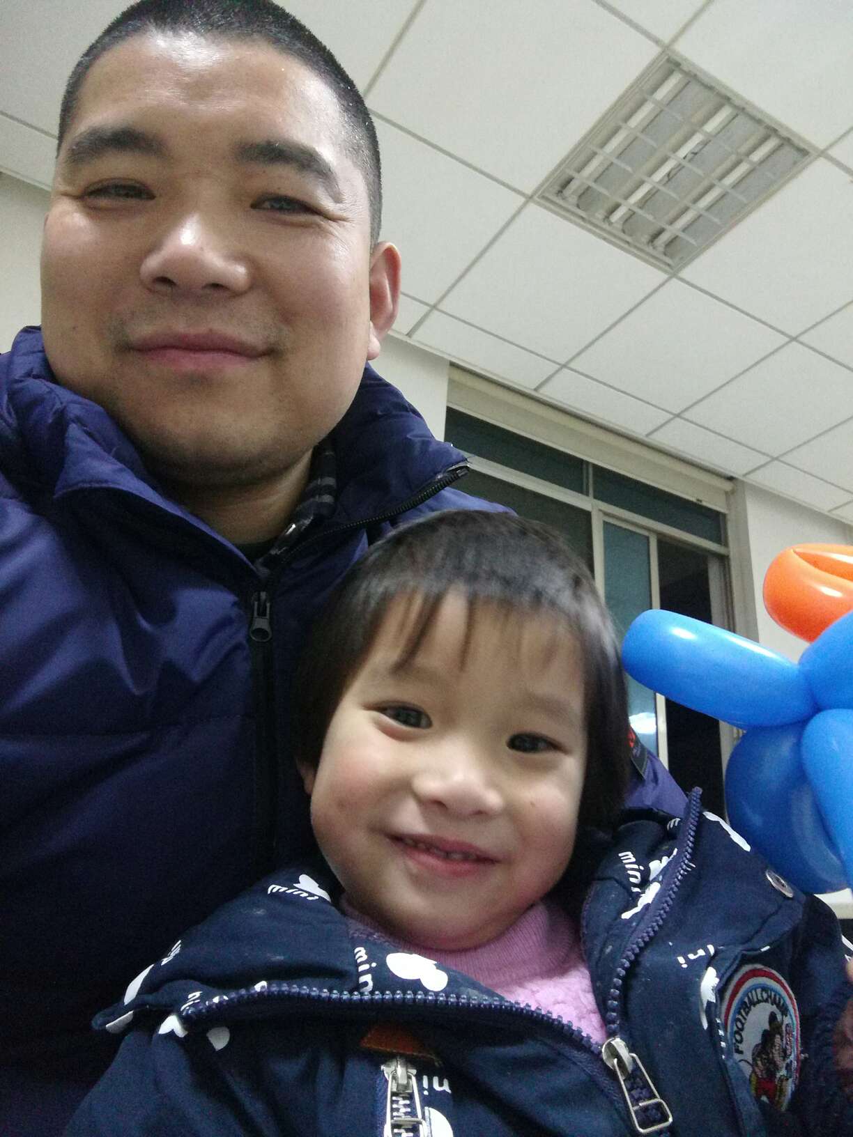 衣服刚才己收到,穿了一下,挺合身。穿一段时间后,如果质量可以,再晒图追评。