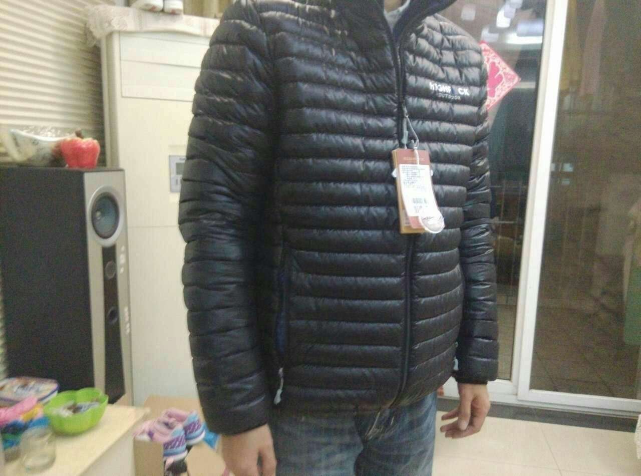 衣服很帅,大小合适,轻薄保暖,稍微有点味道,放几天看看。另外特别喜欢一羽一心灯这句话,让我想到一叶一世界。。