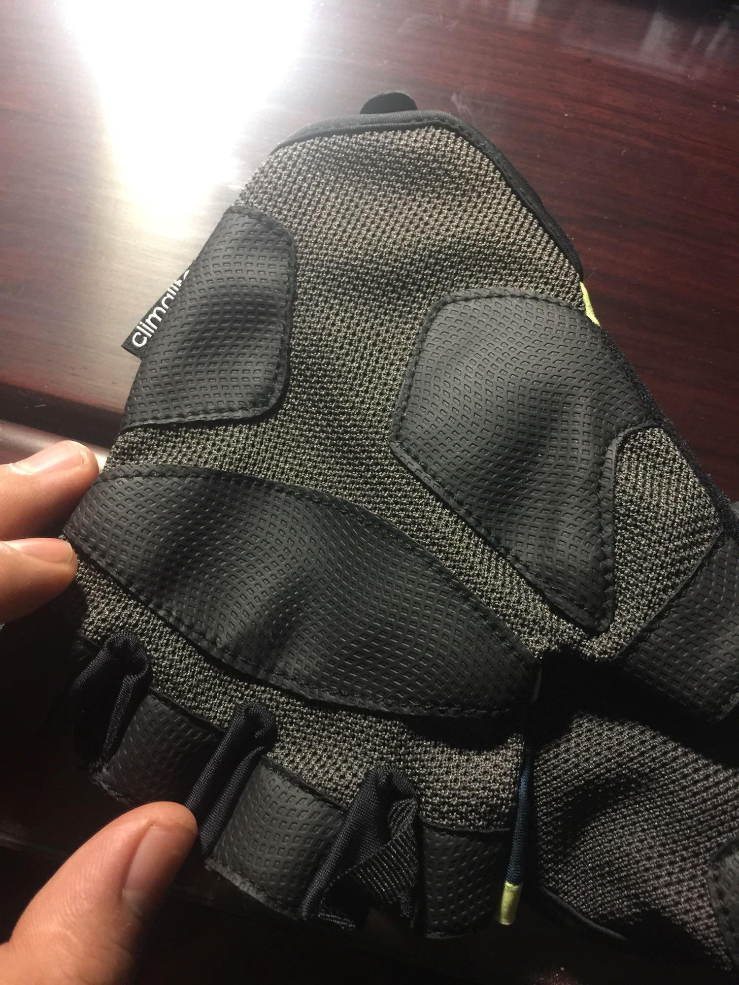 首先先说快递的速度吧!自己的物流,确实很快!其次说东西吧,手套与照片符合!Po了六张照片,确实不错起!要买的话,就买自营的!肯定保真!