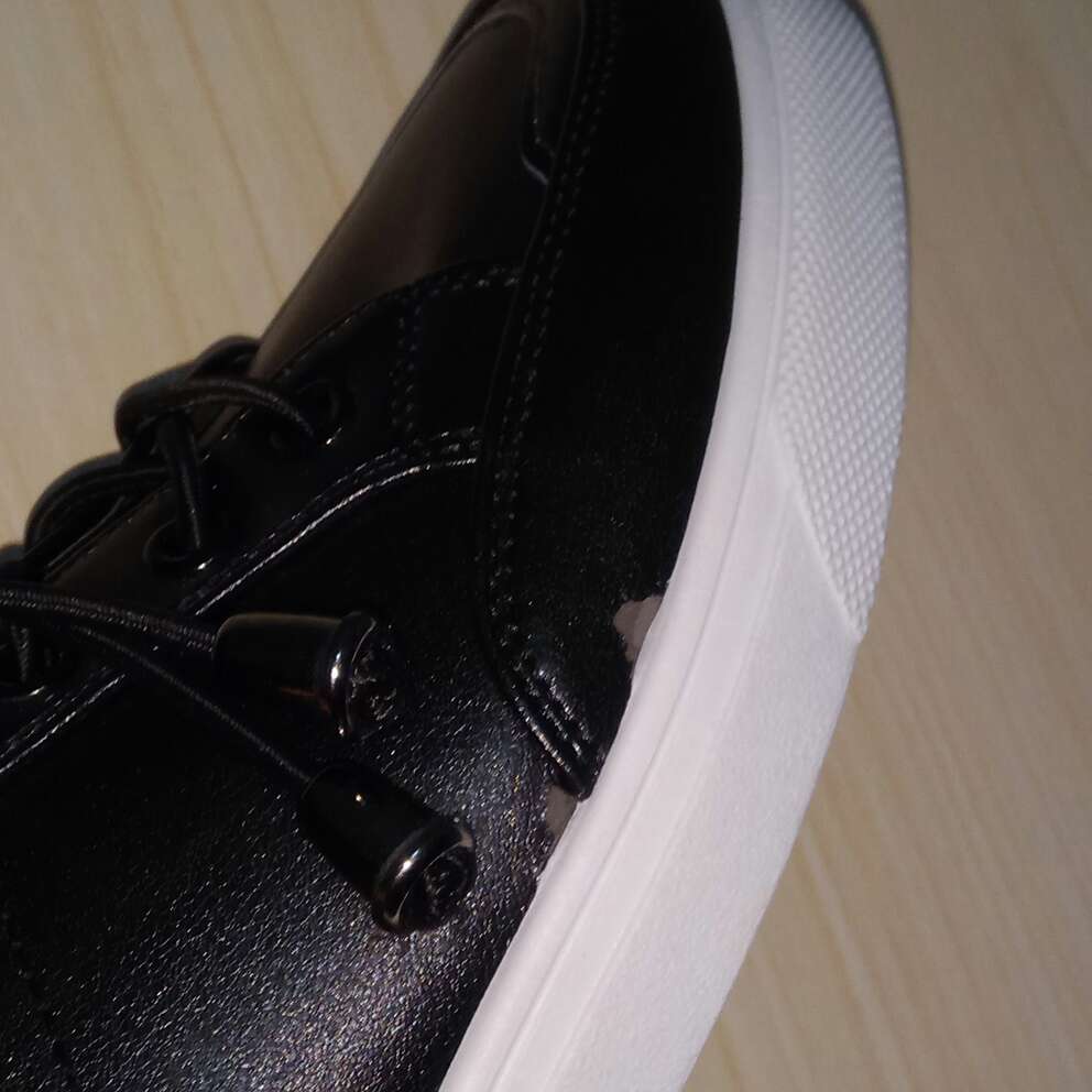收到还没穿。打开竟然是瑕疵品。明显脱皮了。