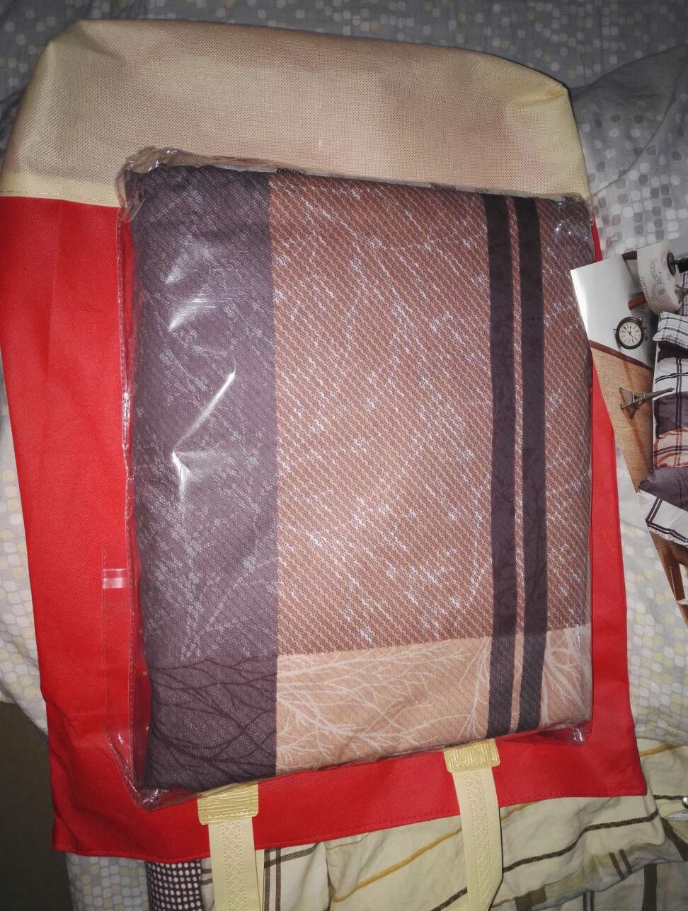 还没装上用,不知道水洗后会怎样,摸了摸手感还不错。这个色调不错,比较喜欢,不喜欢太亮太花的,这个比较稳重。快递员的服务态度很好。