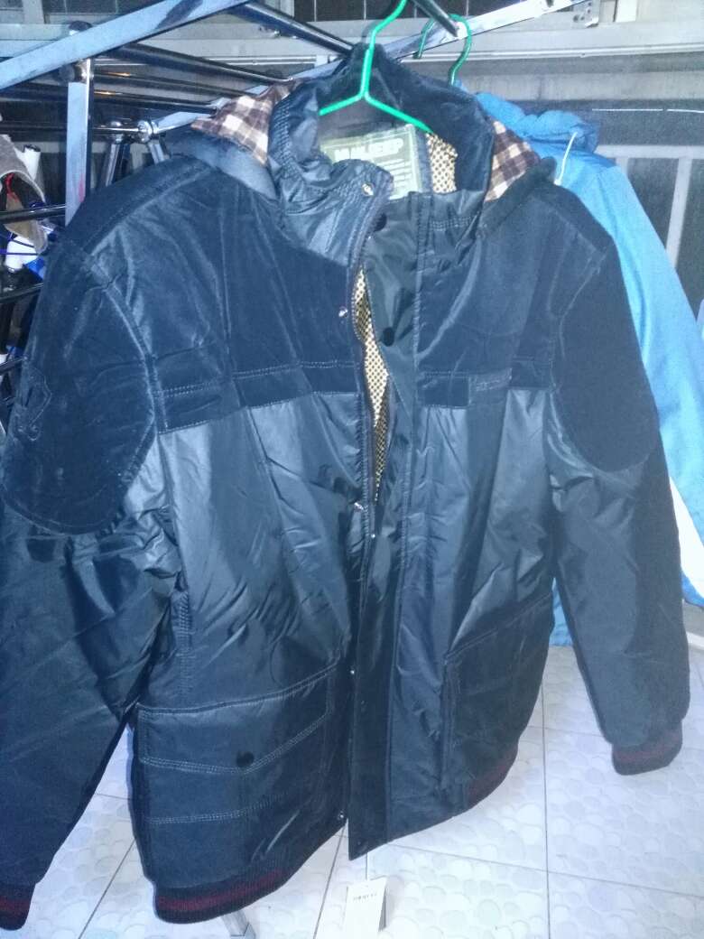 穿着刚好合身,夹克款式的。