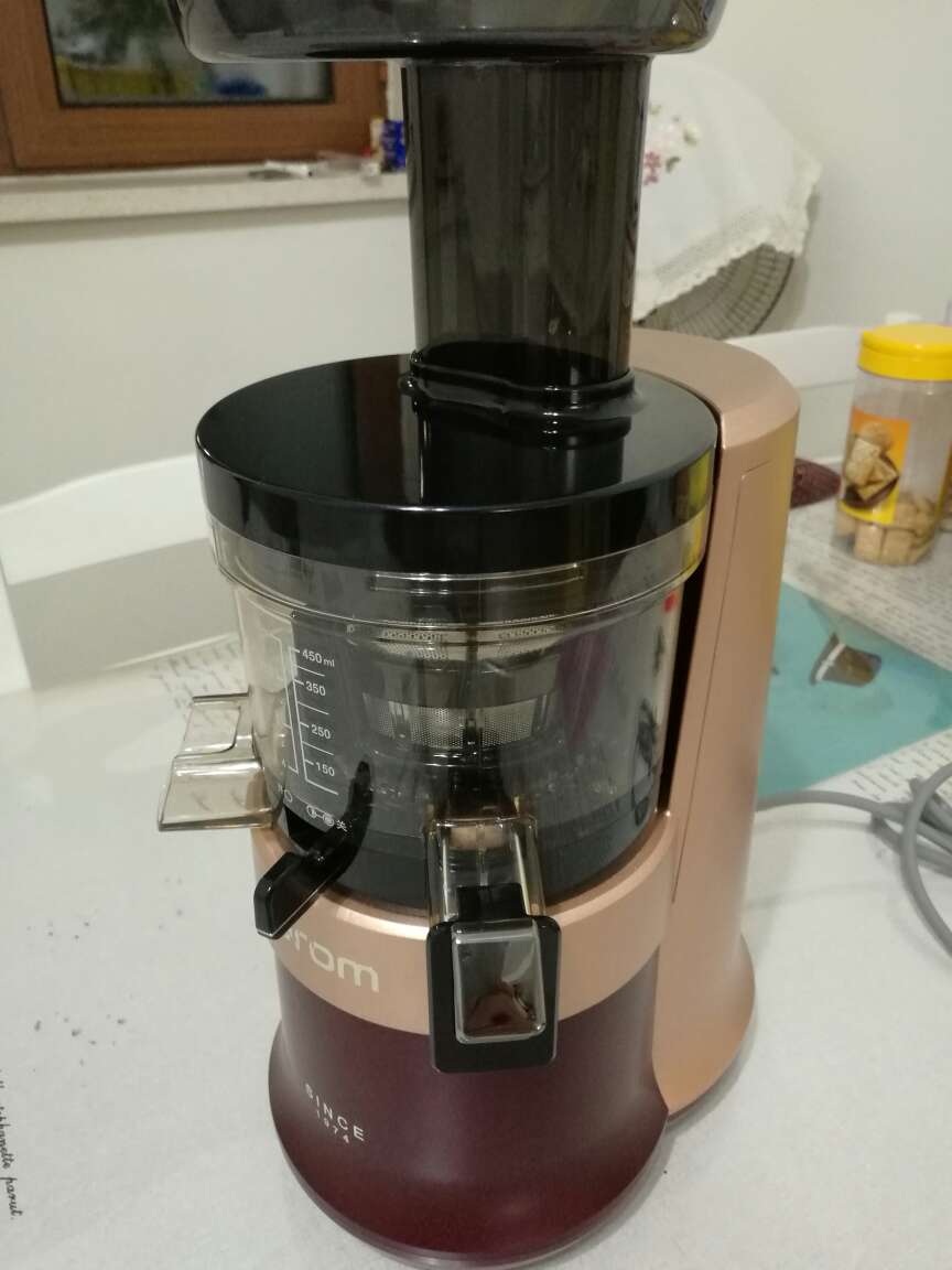配送快,质量高,值得信赖!榨汁机还可以,做工扎实,细节做的很好,实践证明较前两代产品还是有明显改进的!是能用的住的产品!