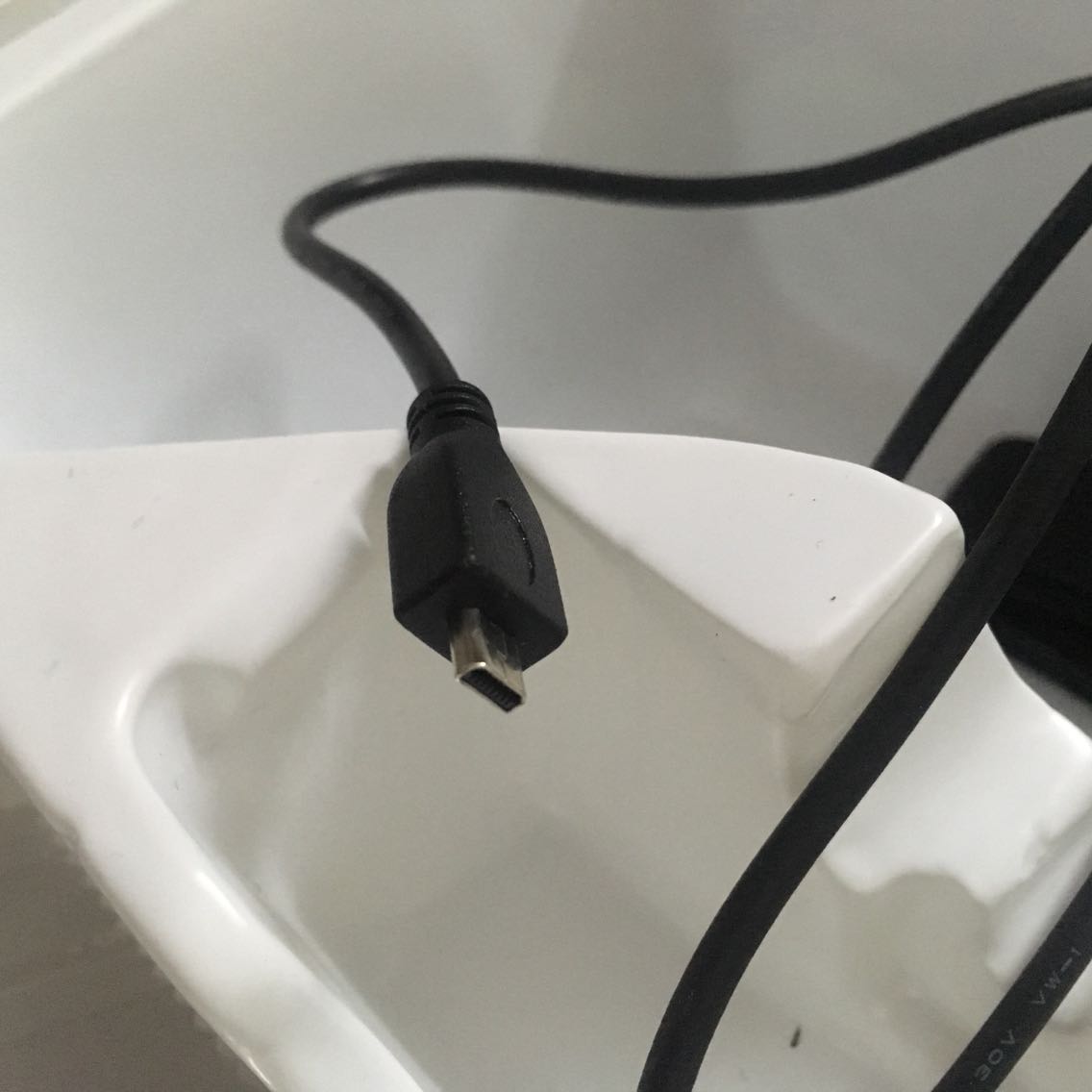 商品还很不错,但有2个小问题。送的数据线没用,接口对不上,还有那个视线距离不知道怎么调。