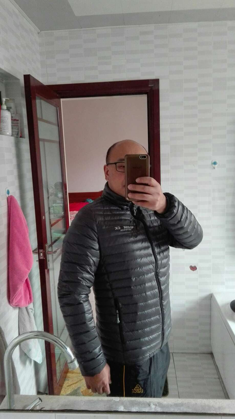 质量很好,刚打开包装穿上,还要再恢复一下,充充空气更热和。收纳也很小、很方便。正常身材,按身高买就合适。我偏胖,买大了一个号。适合华东、华中、四川地区;华北、西北、东北要买更保暖的型号。