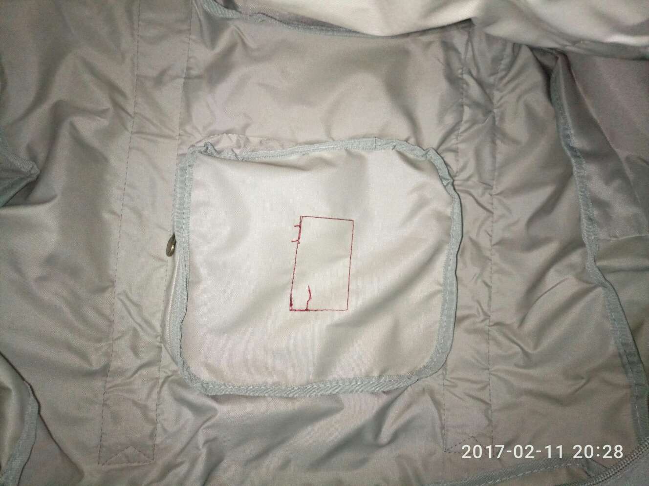 折叠收纳后体积很小,方便携带,质量不错,打开后侧面和内部都有小口袋,设计巧妙。