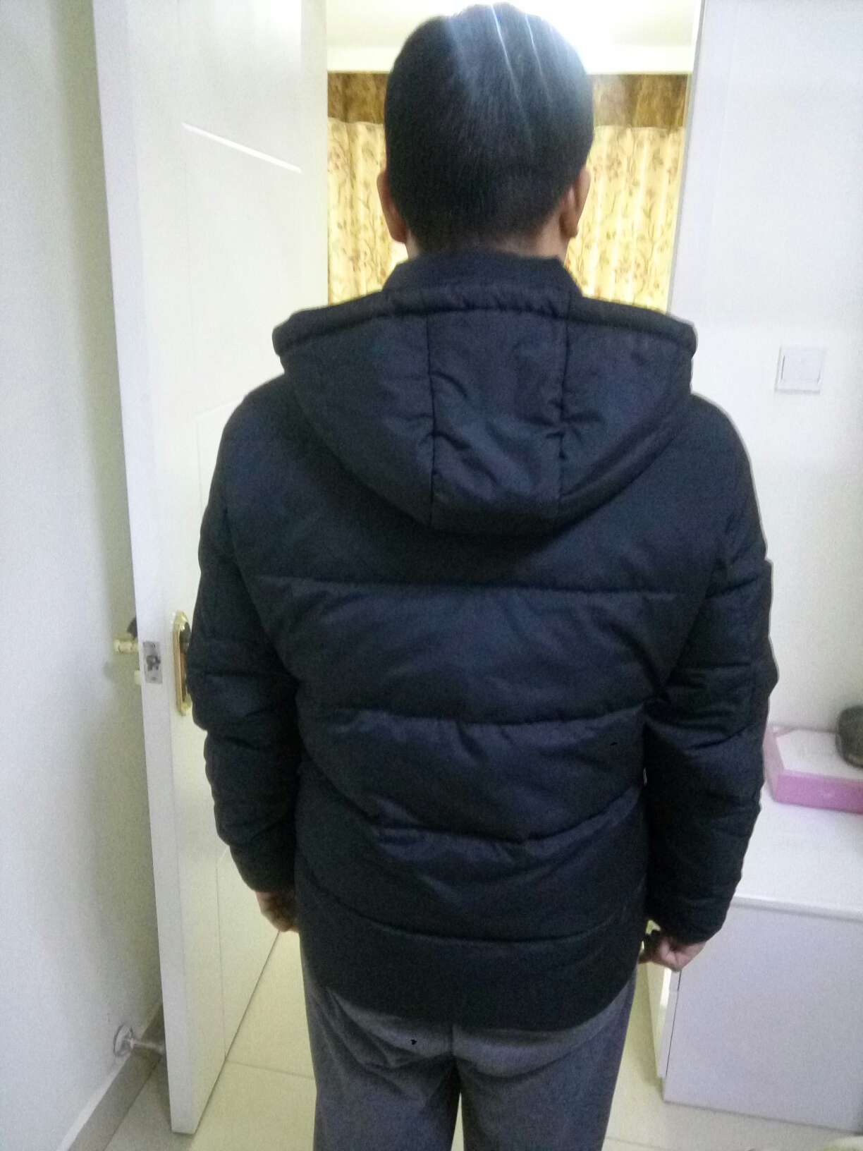 衣服做工很精细,颜色很正,发货比较快,很是合体,超级暖和,赞