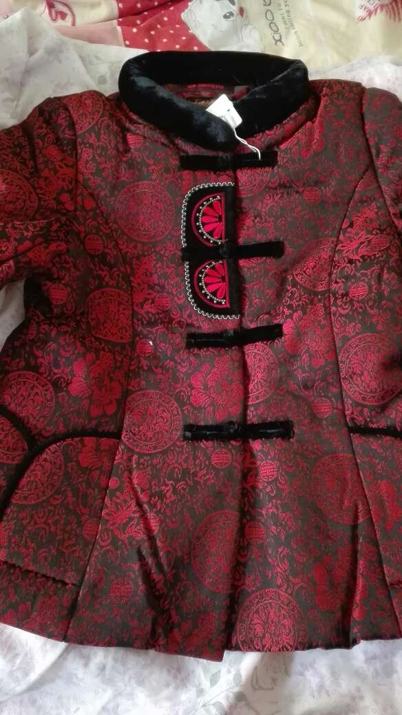 衣服厚度还可以,颜色好像没图片亮。