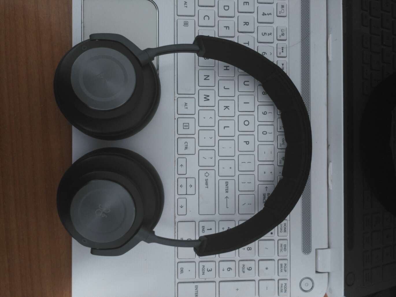 声音真的秒杀bose,降噪效果也可以。操作炫酷,我爱b&o。