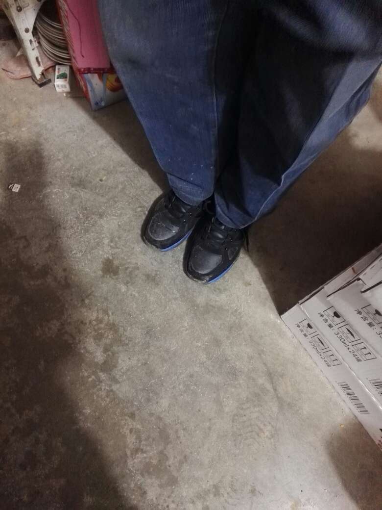 京秒杀买的鞋子,款式不错质量没问题穿着很舒服。感谢小哥送货快,服务态度也很好