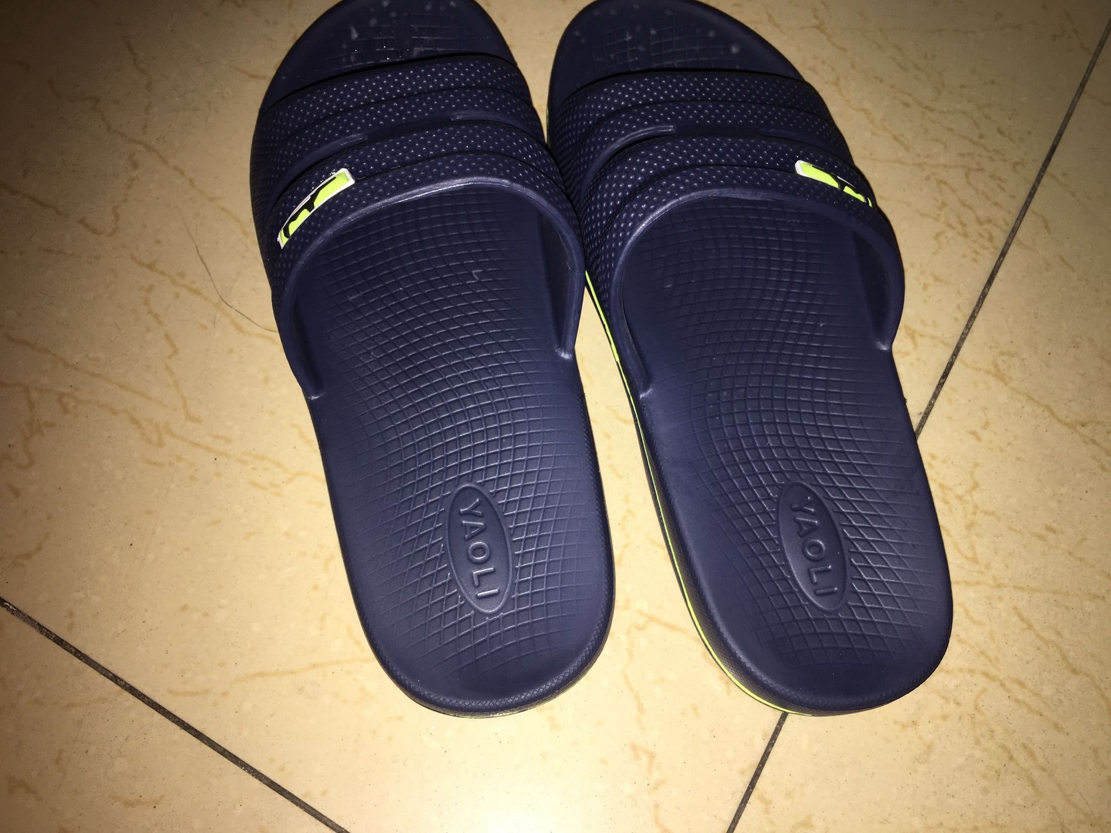 这拖鞋非常好,轻便透气穿着舒服……不错哦!