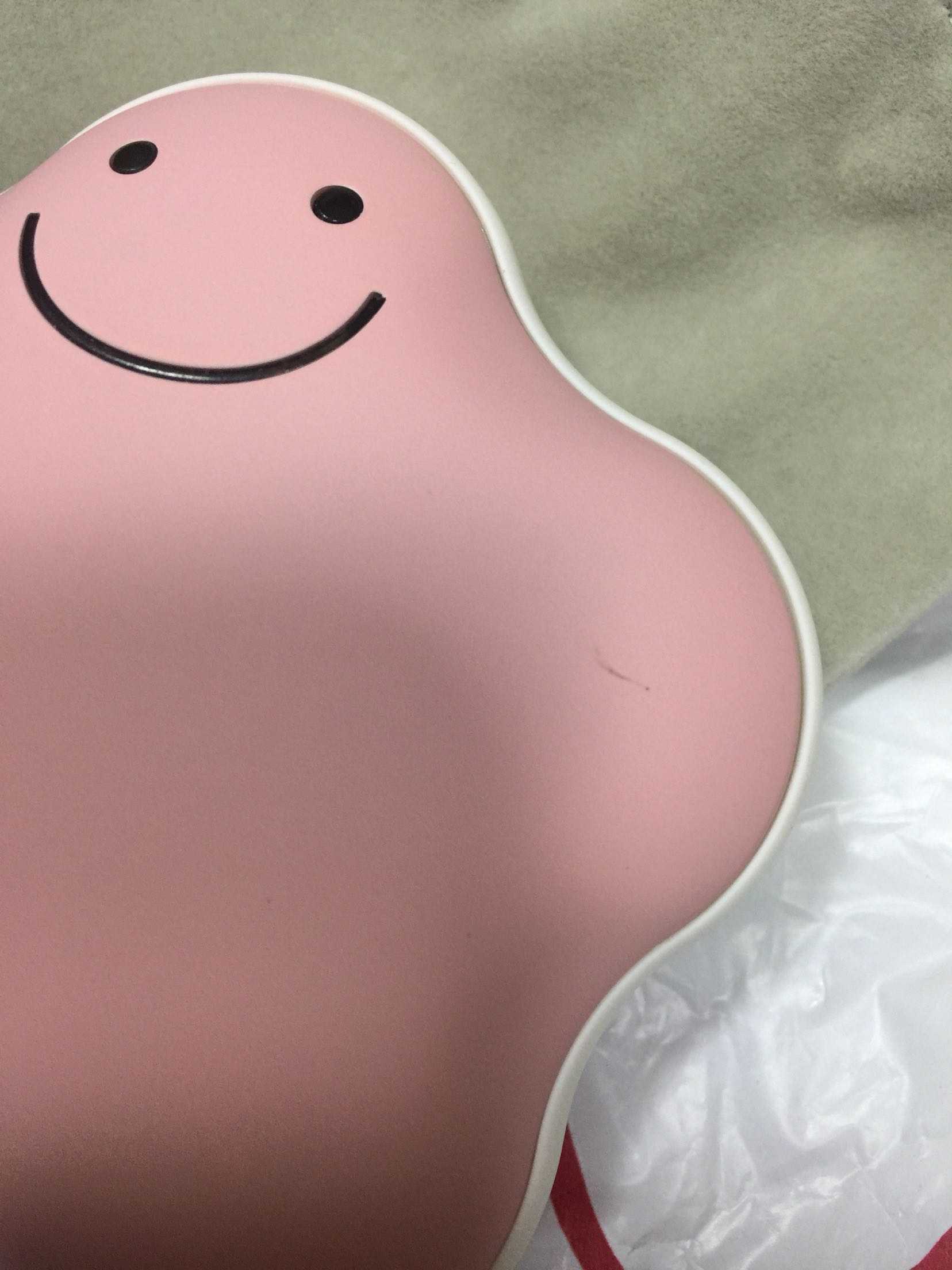 这个买了准备送闺蜜的,但收到后表面有个类似笔划到的印痕擦也擦不掉。