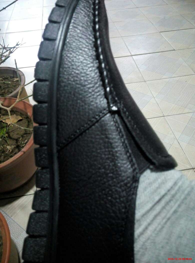 鞋子大小合适,就是鞋面觉得有点矮,压脚。