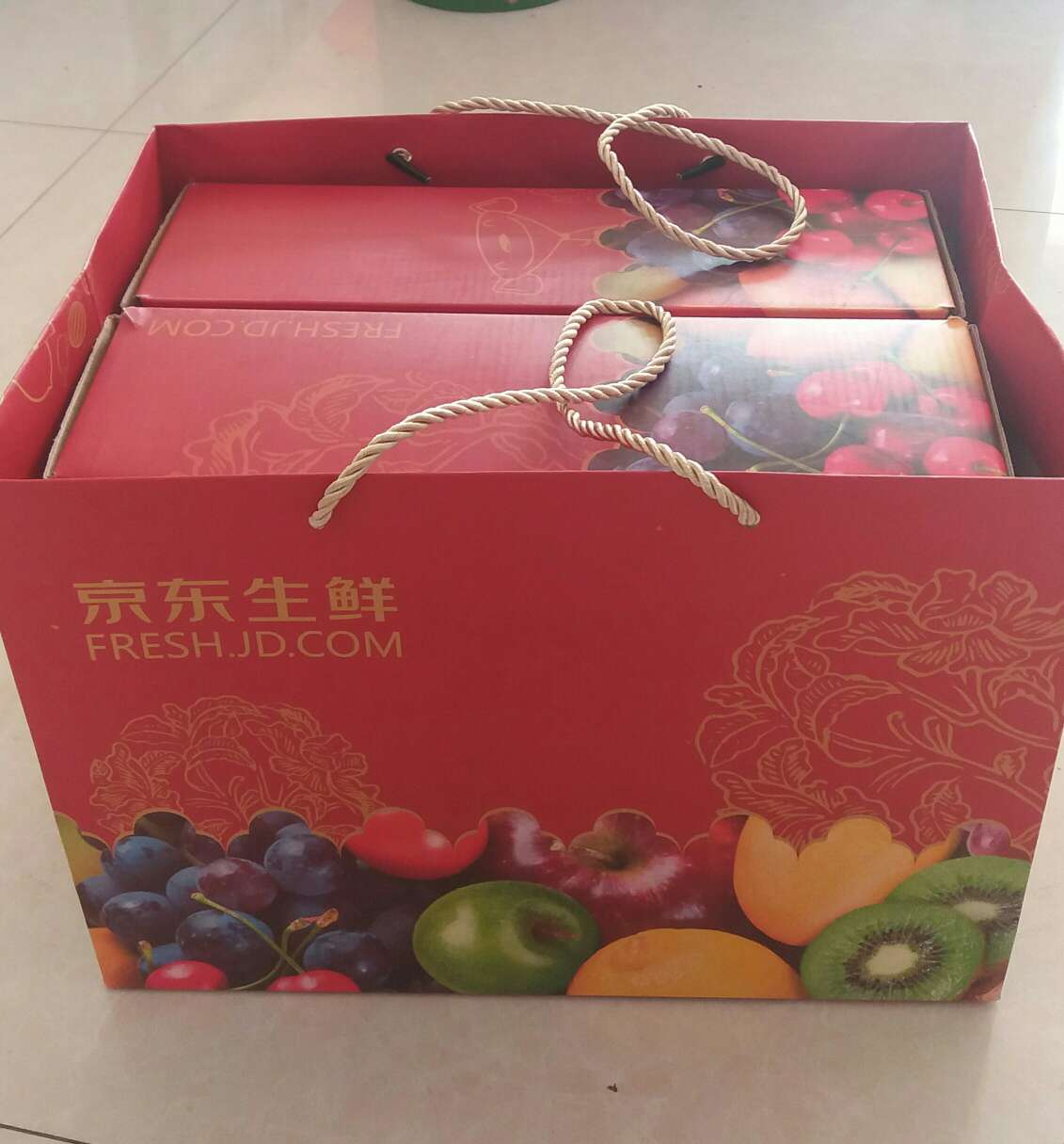 水果挺新鲜,搭配挺好的,大过年能收到,也不错,包装精美。送礼很有面子!