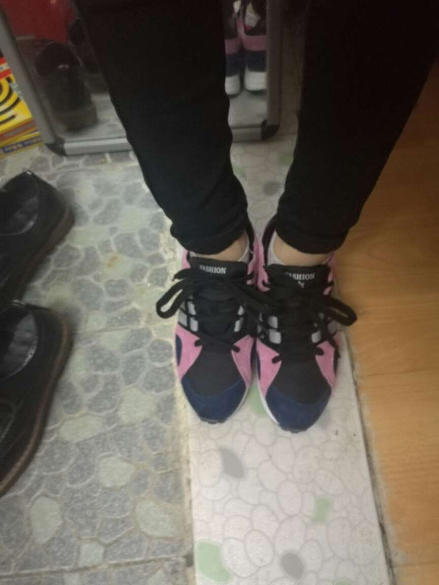 上脚感觉很轻,码数刚好合适,穿起来很舒服也显得脚小秀气些