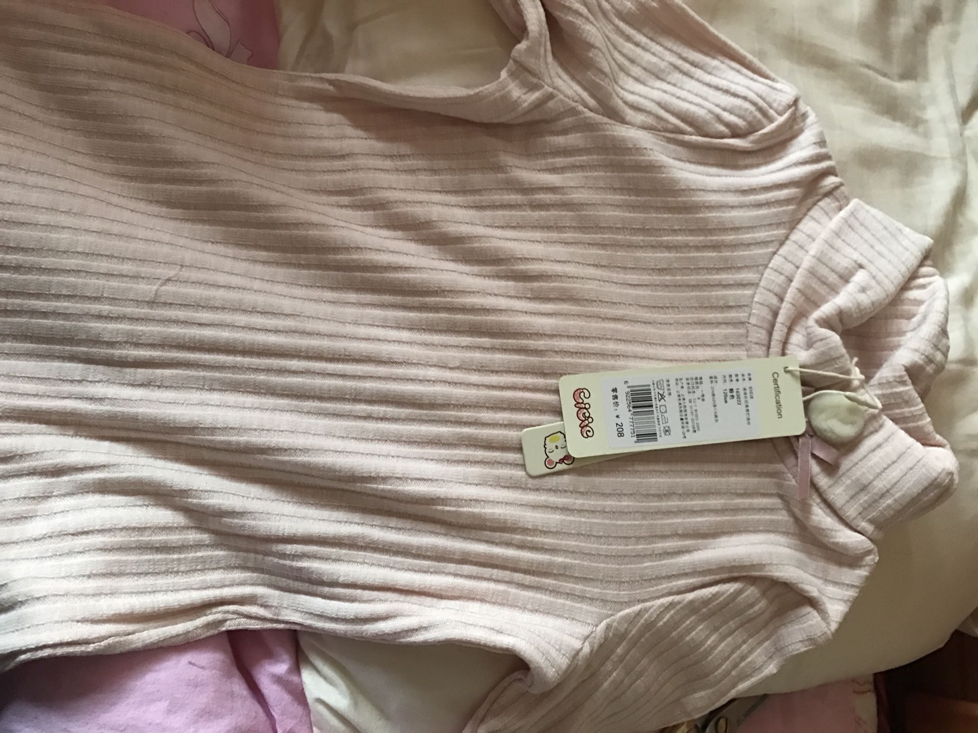 衣服漂亮摸起来手感柔软,做工精细值得拥有。下次还来光顾。