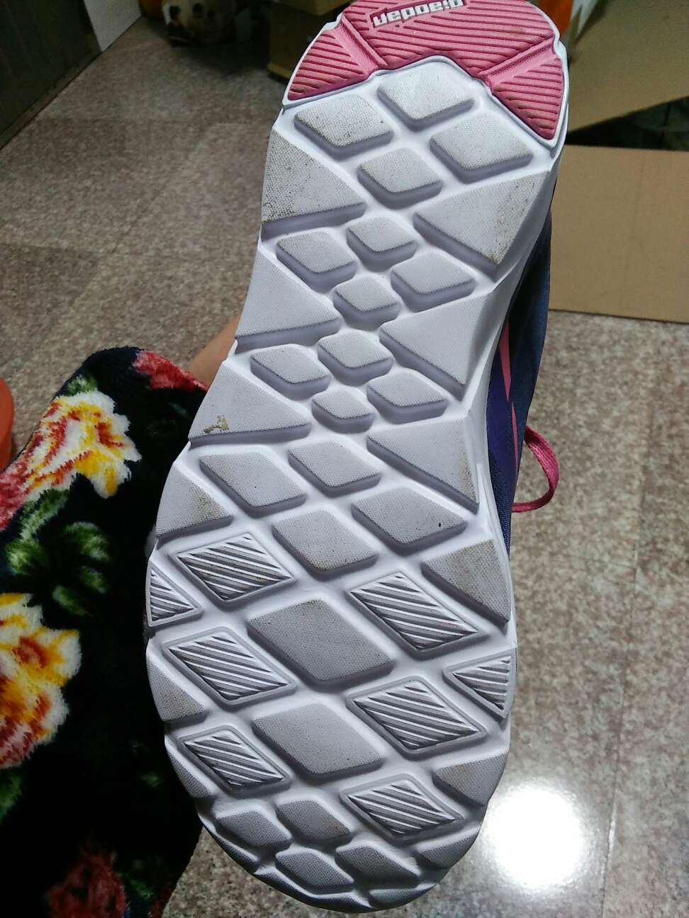 为了孩子上体育课在*上买错了两双,最后还是在自营的这双满意。有评价有晒图,买之前就清清楚楚,建议脚宽要买大一码,相信自营,谢谢快递小哥,大赞!