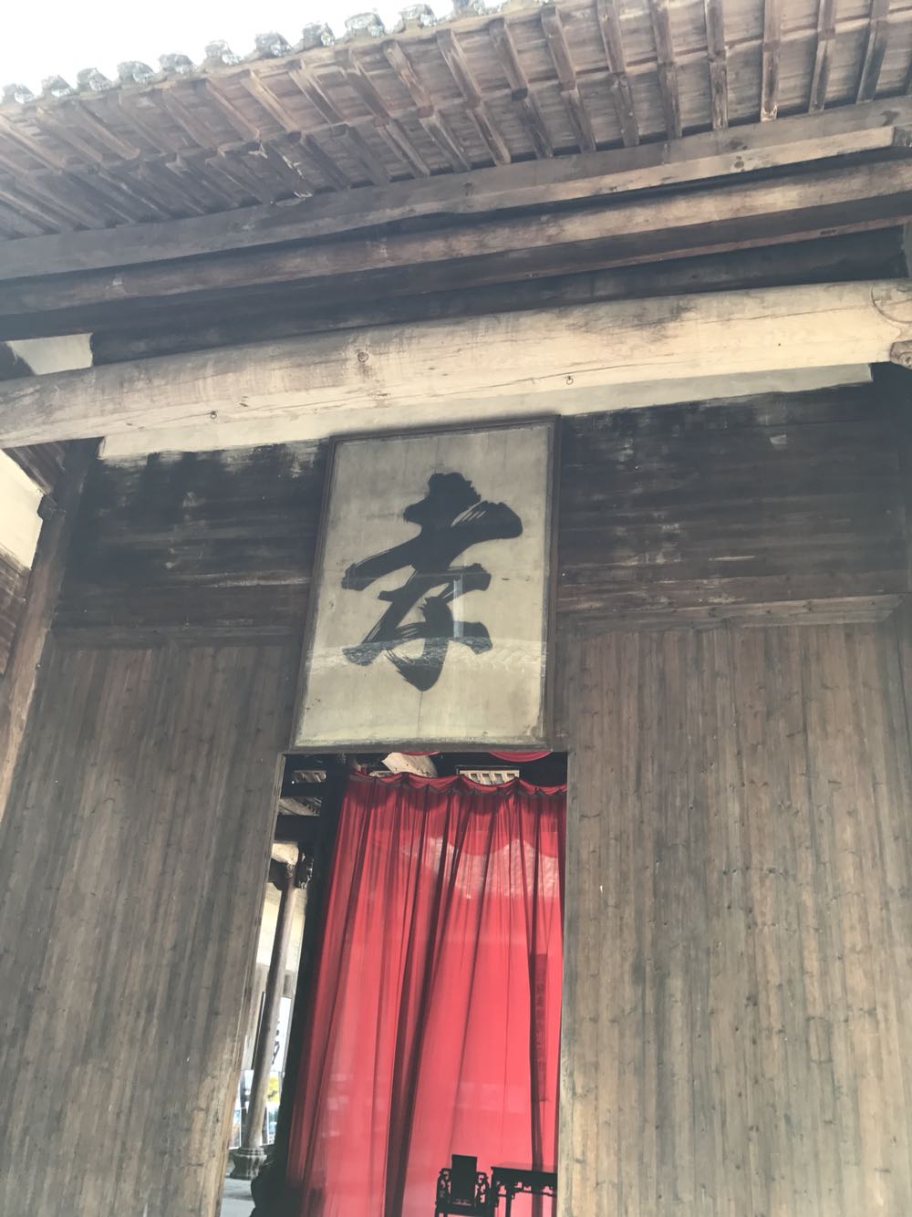 非常简单,忽略所有赞美的好评,你只需要关注那些针对产品有问题的评价即可1.品质的关注,有没有人觉得买到的产品是假的或者是返修产品,特别是后者。2.服务的关注,看有无买家投诉换货 退货服务不周到等问题,这里的话不用看单品介绍,可以进店铺评价那里看看。3.快递速度问题,这个如果你觉得晚几天不是问题的话可以忽略。