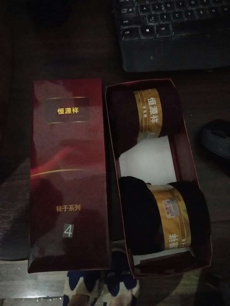袜子不错,很厚实,保暖性强,适合冬天穿,一起买了很多双