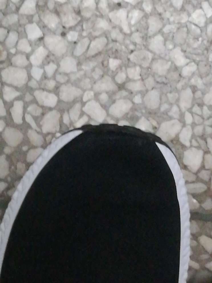 鞋子样式还行,但是有一只鞋前面没有胶好,有点像次品啊!