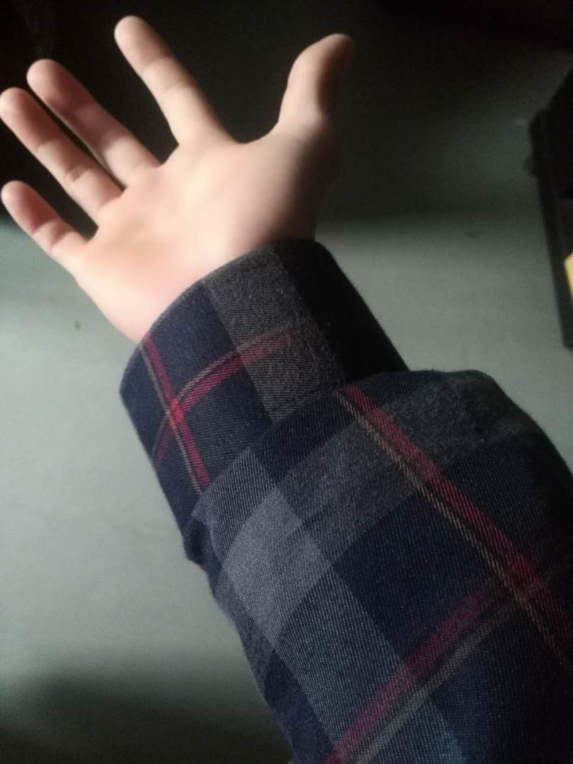 上身效果不错,蛮修身的,质量还是一往如既的好,连口袋的条纹都对的那么整齐,发货也快