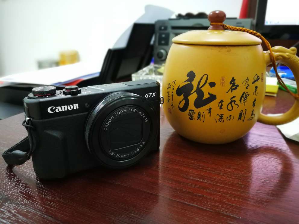 包装完好,发票也附上了,相机的操作感很好,功能很强大,非常满意。