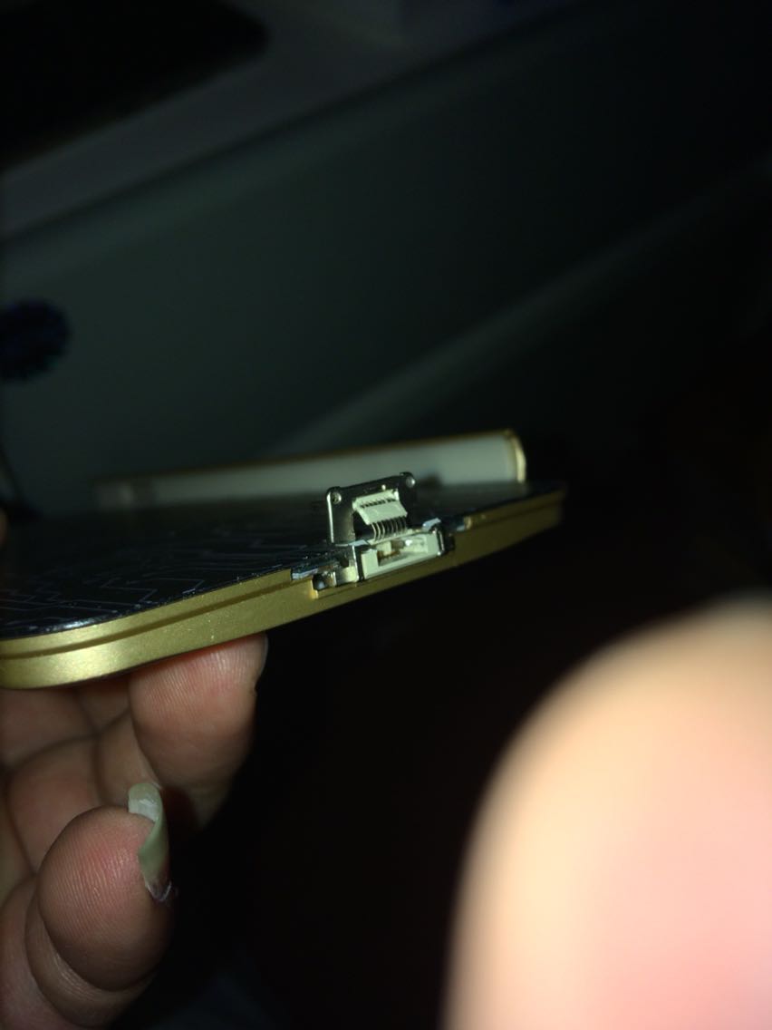 用了没几天,插口就松了,接触不良,充电断断续续,几乎不能用了!接口位置只通过管脚进行固定,没有专门的固定器件!