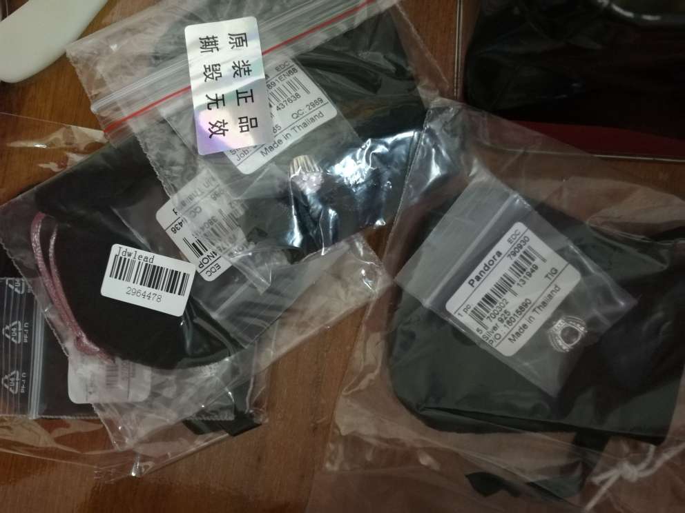 收到的是亮银款,说实话,个人觉的亮银看起来假假的,不精致,粉色冰激凌还行吧,两颗爱心款不错,很漂亮