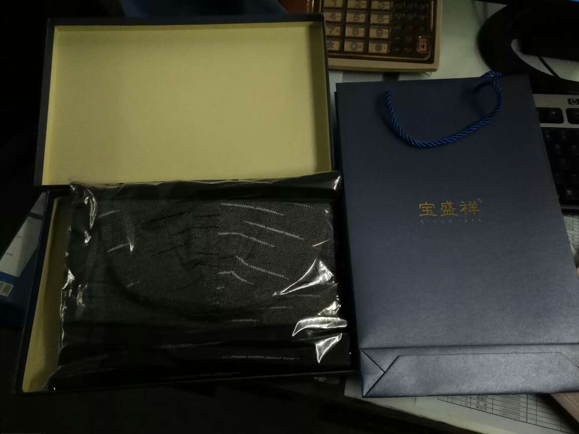 赞一个,好货,围巾帽子很厚实,舒服,包装精致,店家用心了的。