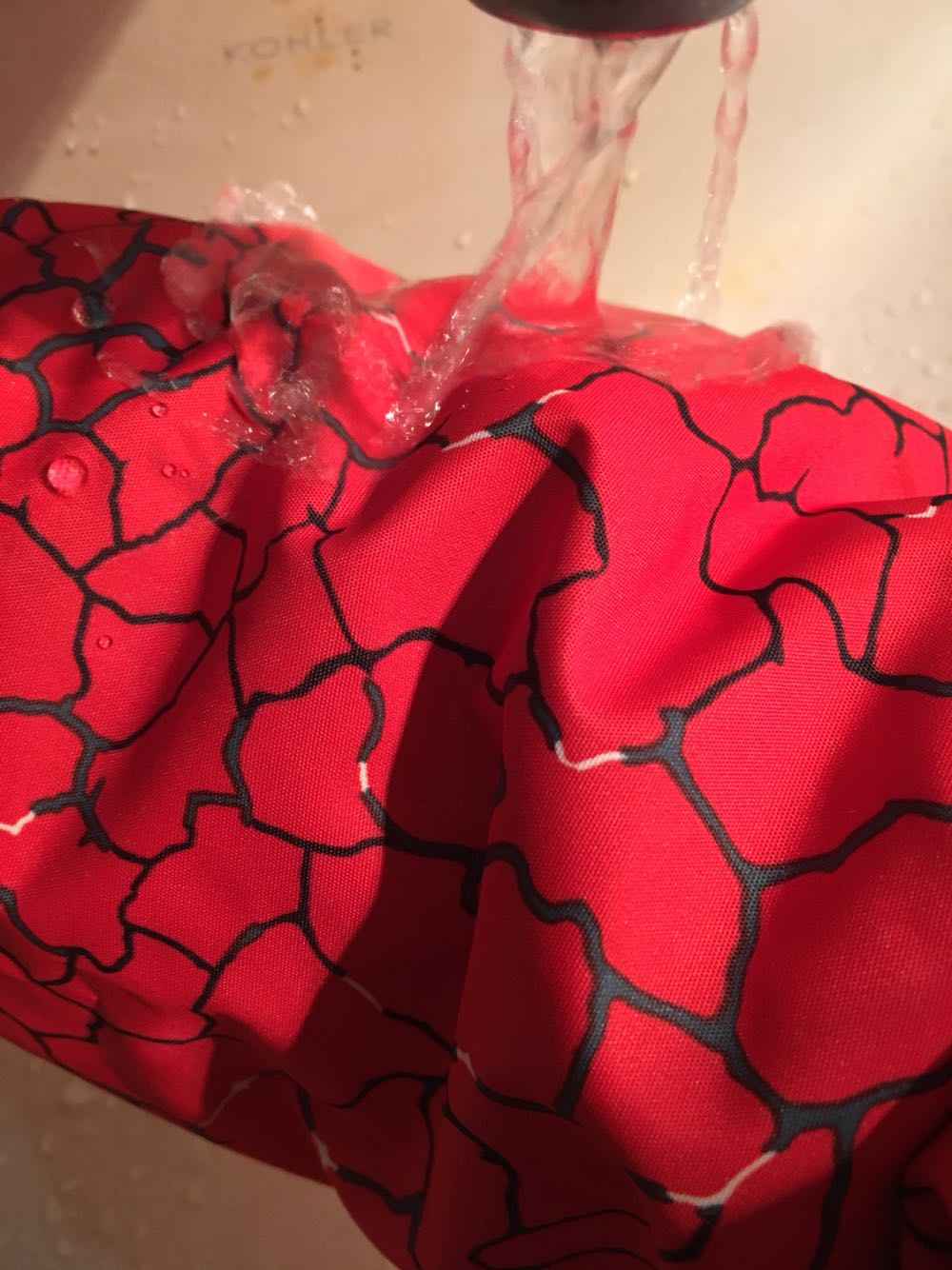 儿子的衣服我也能穿~小朋友很喜欢,2件套多种用途,质量杠杠的,防水效果真心不错?赞