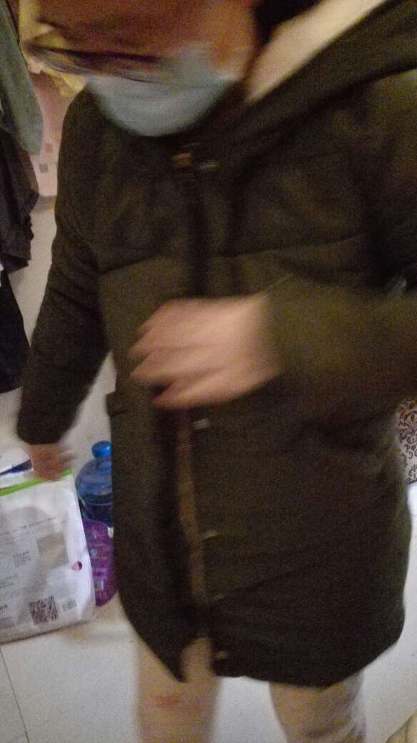 穿着合身挺舒服的,但是颜色有色差不好看,拉链很次