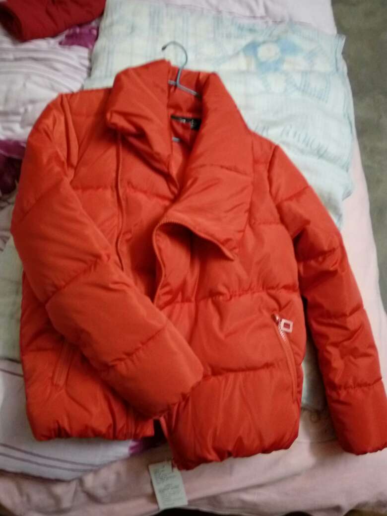很超值的一次购买,衣服很厚实,颜色很正!