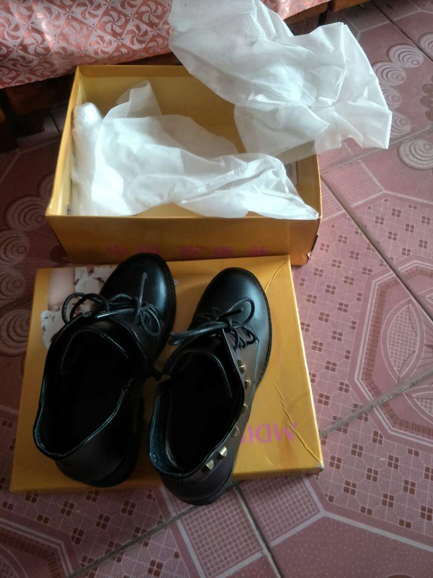 鞋子看上去不错,就是左右脚的鞋型不大一样,左脚比右脚里面要窄点,总之还行吧!