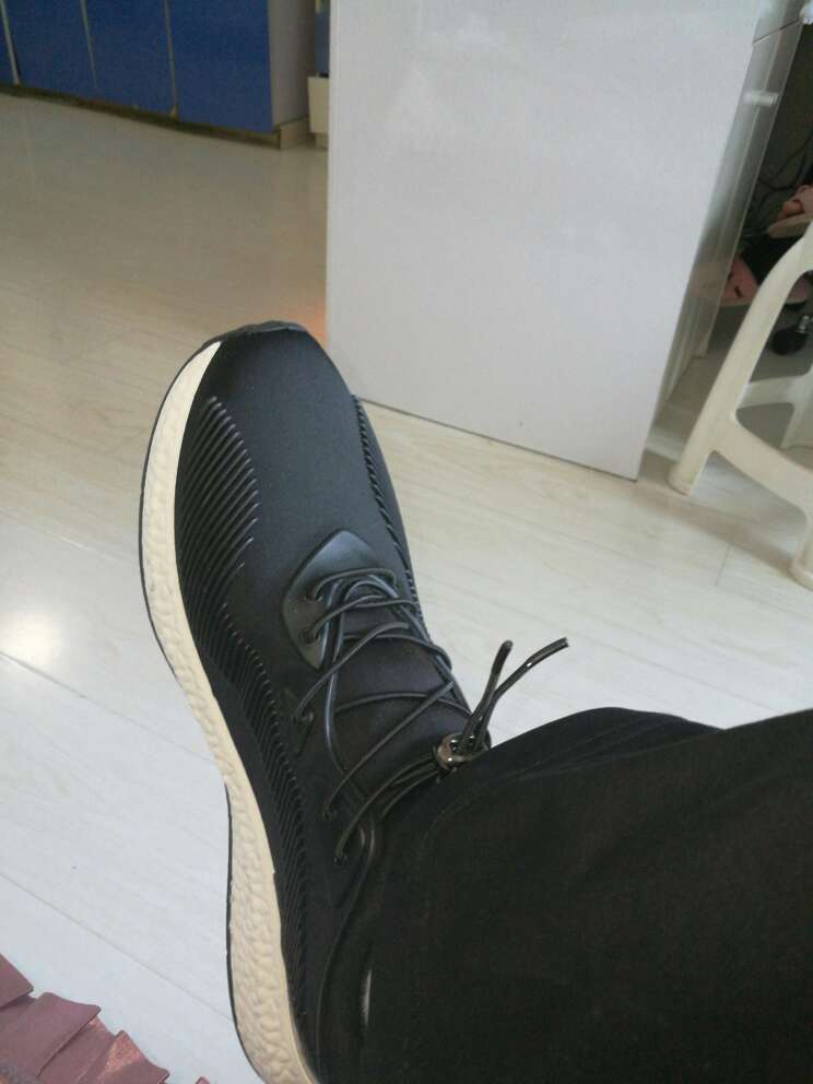 样式还可以刚收到货,就是鞋子本身没号码在商场买的都有。还算满意吧。