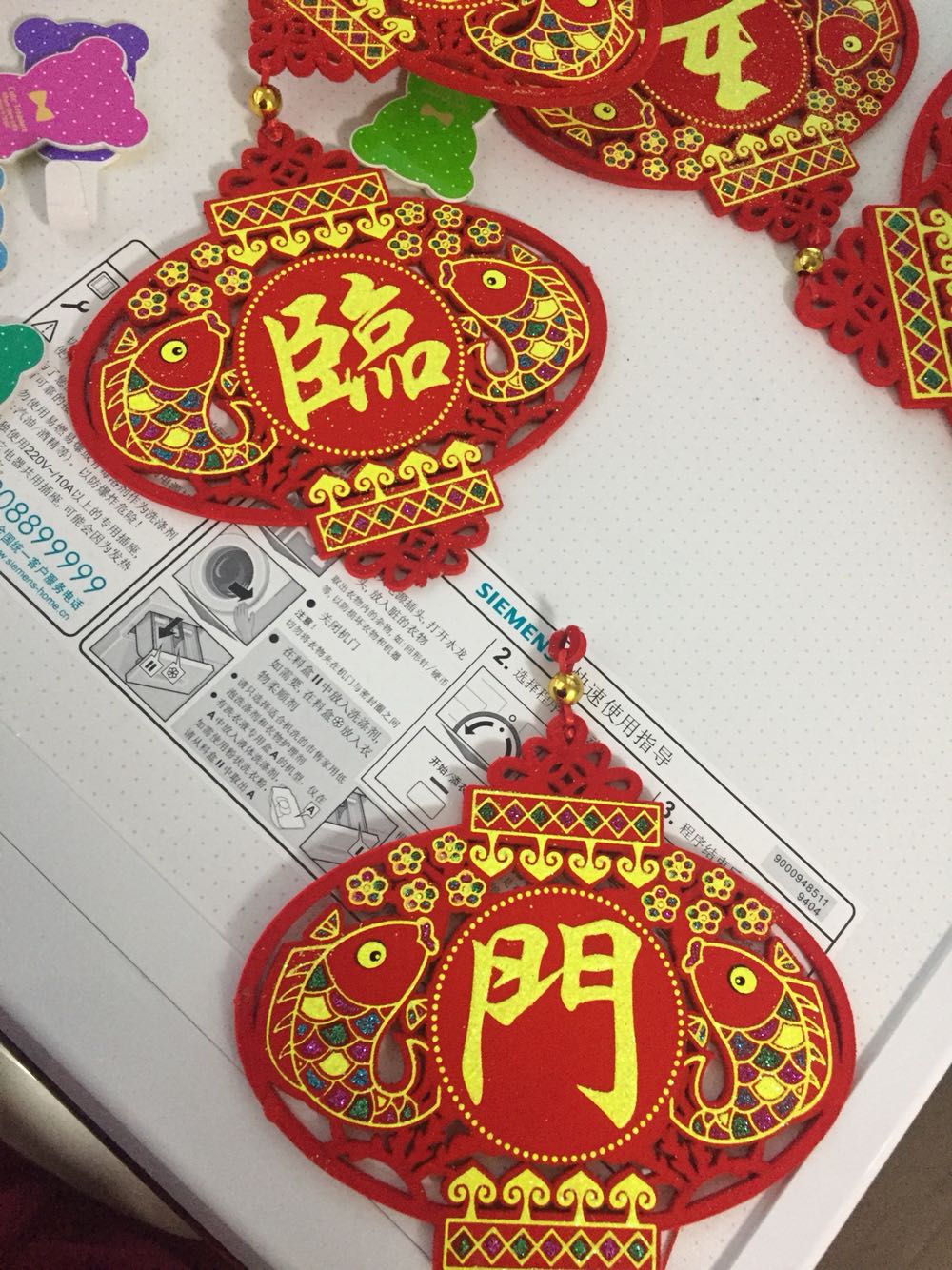 东西收到了,挺漂亮的,大小长度都合适,就是挂件上的金色的粉末和亮片要掉,只能挂上去尽量不碰它了!