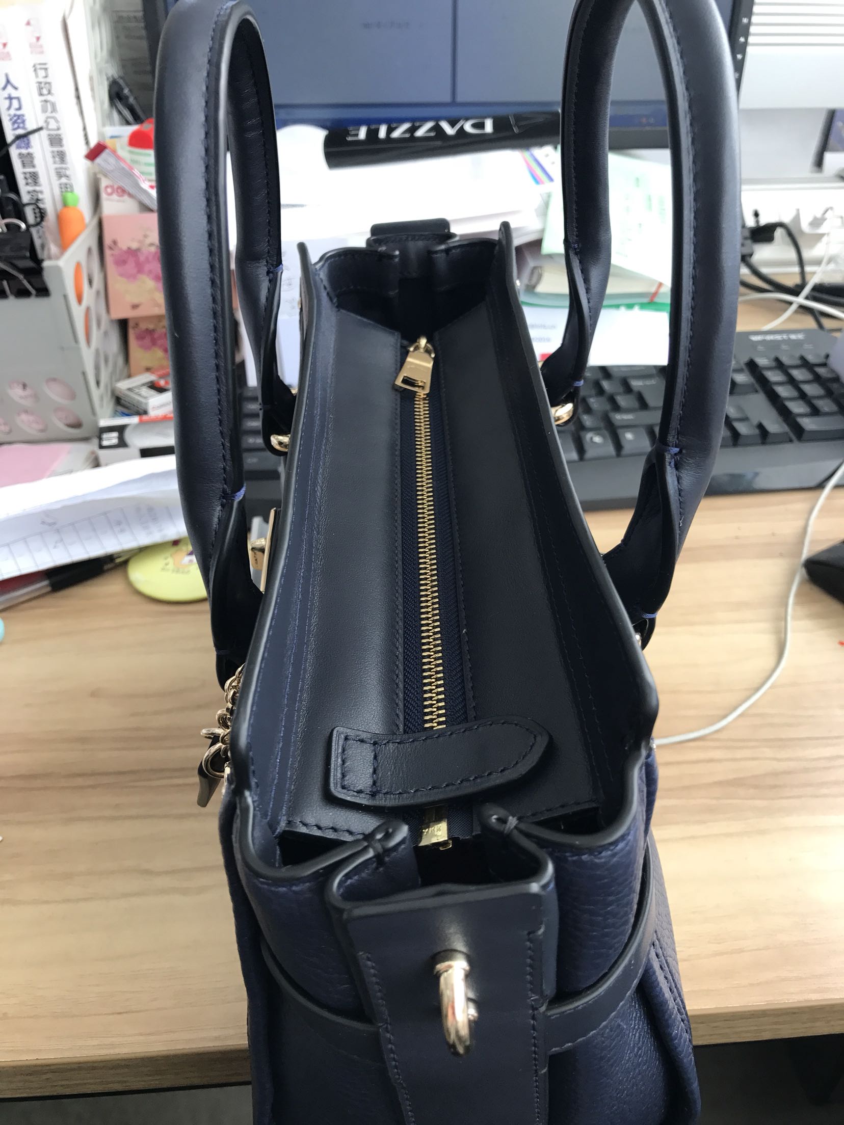 本来是想买黑色的 结果没货了 深蓝色也很漂亮 想买的亲可以借鉴一下我的实拍图 实体店的折扣后价格4905 在买非常划算 我不是托噢