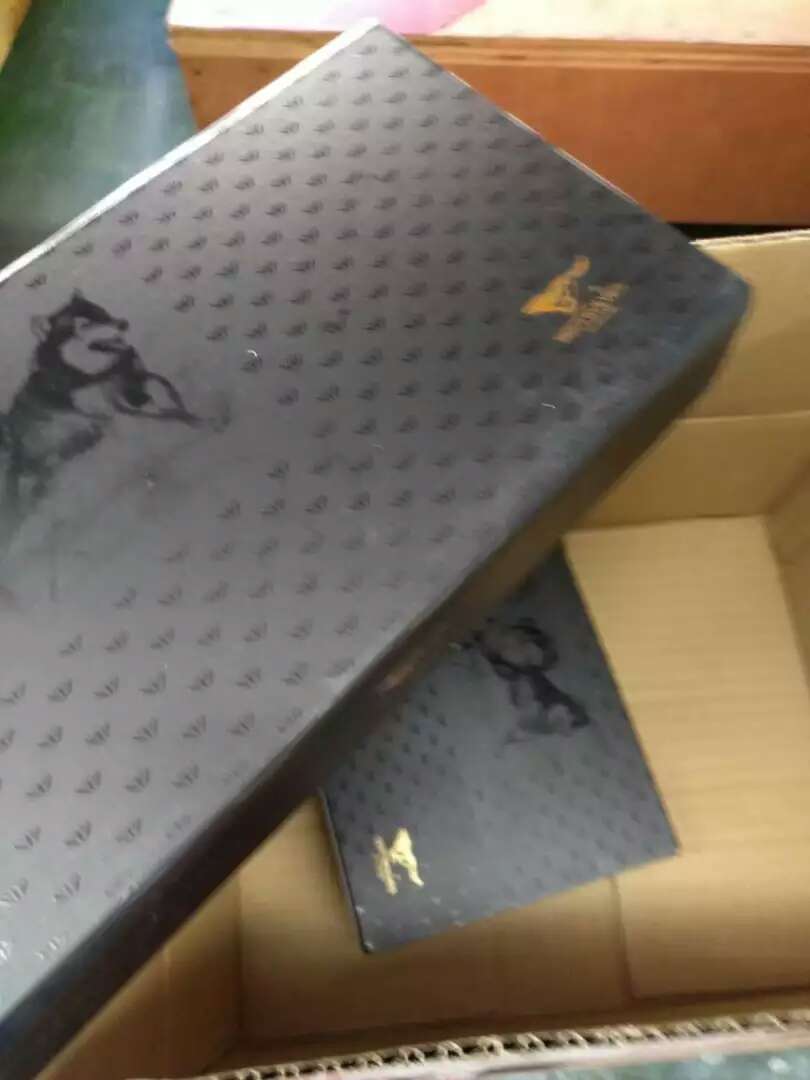 热情的少女,是真皮的,款式美观,应该可以很耐用,皮质摸着很好