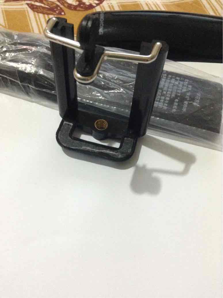 手机昨天拿出来用就这样,根本卡不住手机。手柄和手机扣链接处螺丝出现扭不紧现象。