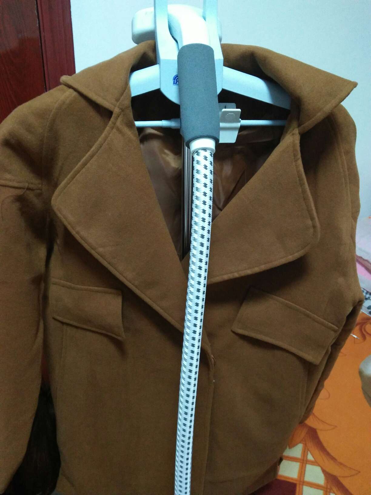 客服告诉买这个码 结果很大 送人了 衣服和价钱性比价贵一点 一分钱一分货 烫整好送朋友 因春节单子多 迟了两天收货能理解 自己去站里取吧 快递小哥很忙