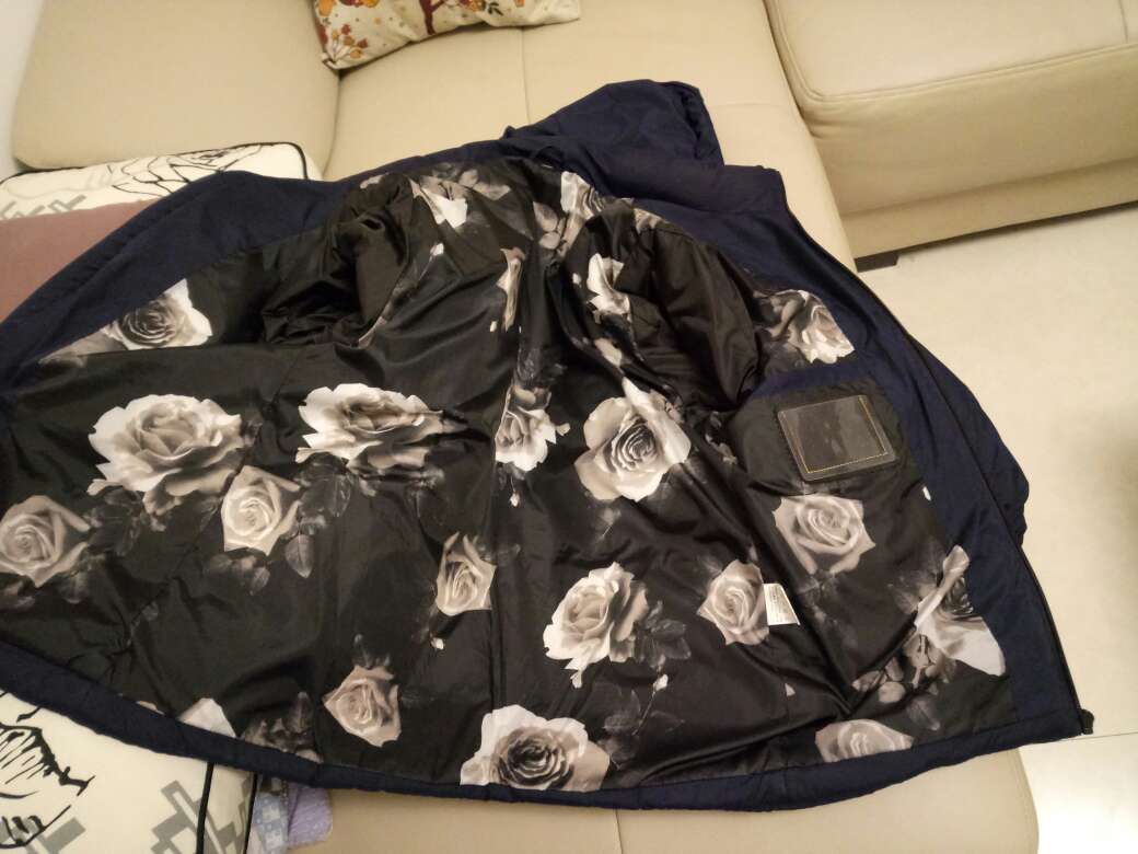 穿了俩月了,春天来了,这衣服很值呢,质量杠杠滴,很满意,活动价买的,很划算,以后搞活动再买