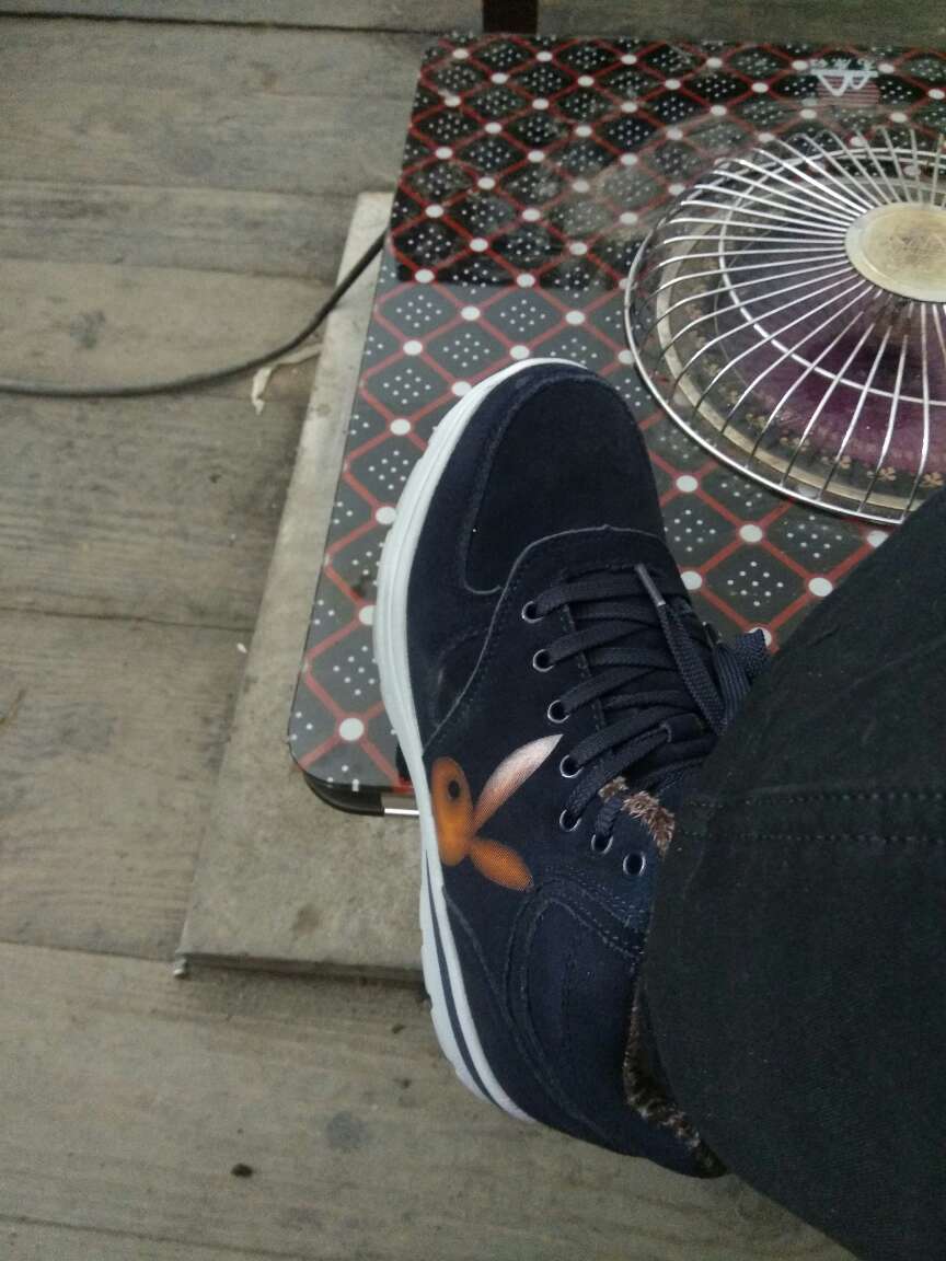 很不错的鞋子,热合,时尚,穿上走路好舒适,我买的40的,该买41的就更好。