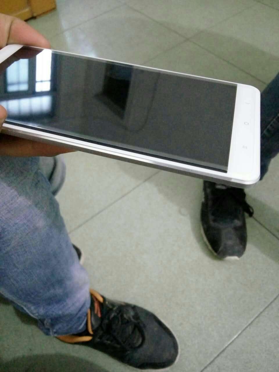 草**,垃圾,尺寸小不不说你了,问题是这**四边还贴贴不下去,无良店家。大家都别买。去你大爷的差评!