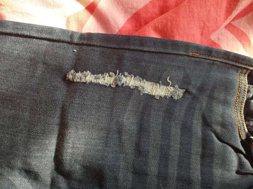 哈哈,年前一直很忙,没顾得上给孩子买衣服,关键时刻还得看,昨天买的,今天就收到了,快递速度太赞了。裤子很合适,给孩子试穿了,号码比较准,不知道缩不锁缩水,包装比较精致,做工也不错,毕竟是自营的牌子,差不到哪去,价格不贵,买了3件,免收一件的钱,挺划算了。