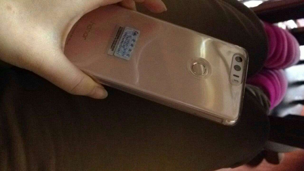 价格还是感觉有些小贵,送了软壳。还不错