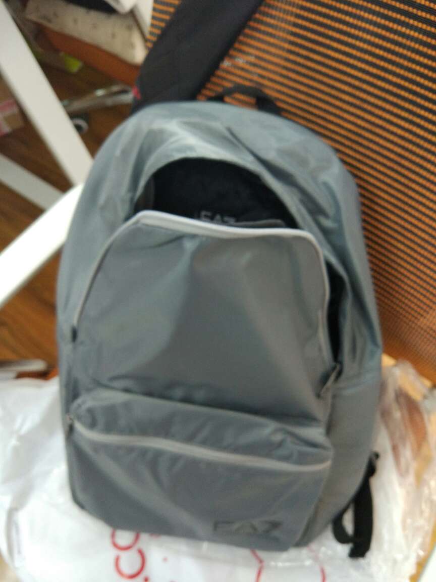 打折的时候买的,质感很棒,底部设计让包一直都会鼓起来,不会看起来干扁扁的,只是内部没有设计笔记本位置,面料很滑,值!